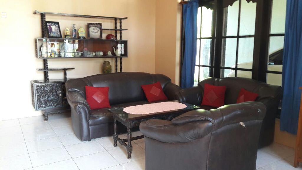 Arriani Homestay カリムンジャワ エクステリア 写真